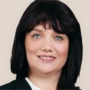 Katrin Böttcher-Maczuga mit schulterlangem dunklem Haar, trägt schwarzen Blazer und weiße Bluse, Mitgliederverwaltung und Homepage des BDK