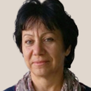 Marion Fehlow, Buchhalterin des BDK, mit kurzem dunklem Haar, trägt Schal und dunkle Kleidung