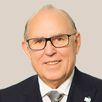 Prof. Dr. Dankmar Ihlow, BDK Landesvorsitzender Schleswig-Holstein, trägt Anzug, weißes Hemd und graue Krawatte