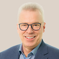 Dr. Hans-Jürgen Köning, 1. Bundesvorsitzender des BDK, trägt einen blauen Anzug und ein hellblaues Hemd