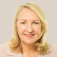 Dr. Katrin Nauert, BDK Landesvorsitzende Saarland, mit schulterlangem blonden Haar und hellbeiger Jacke vor hellem Hintergrund