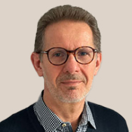 Dr. Jörg Tschierschke, BDK Landesvorsitzender Mecklenburg-Vorpommern, trägt ein kariertes Hemd und einen dunklen Pullover